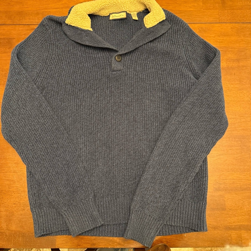Cozy Blue Crewneck Sweater with Yellow Collar